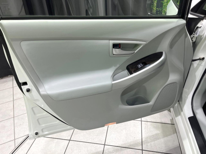 2014 Toyota Prius PHV DLA-ZVW35 (UW-6a2b79b321a29)[27]