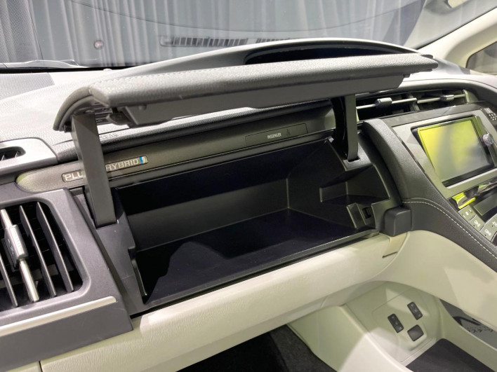 2014 Toyota Prius PHV DLA-ZVW35 (UW-6a2b79b321a29)[28]