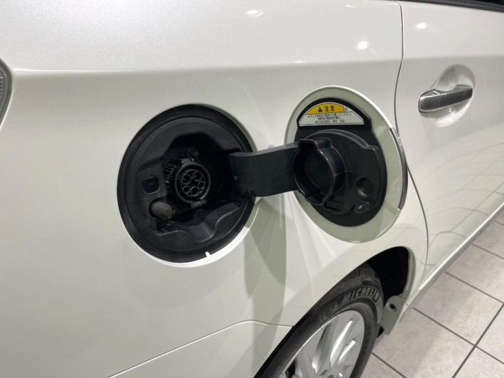 2014 Toyota Prius PHV DLA-ZVW35 (UW-6a2b79b321a29)[22]
