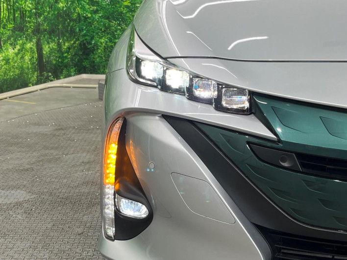 2017 Toyota Prius PHV DLA-ZVW52 (UW-6a2b79bf1363d)[18]