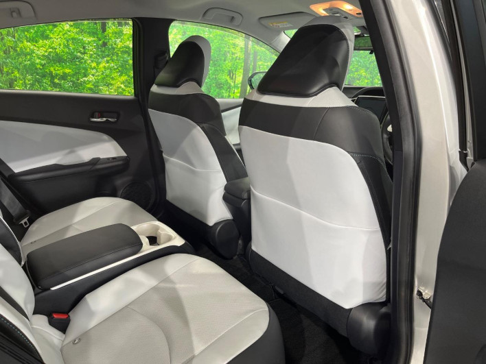 2017 Toyota Prius PHV DLA-ZVW52 (UW-6a2b79bf1363d)[26]