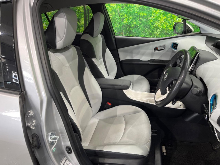 2017 Toyota Prius PHV DLA-ZVW52 (UW-6a2b79bf1363d)[25]