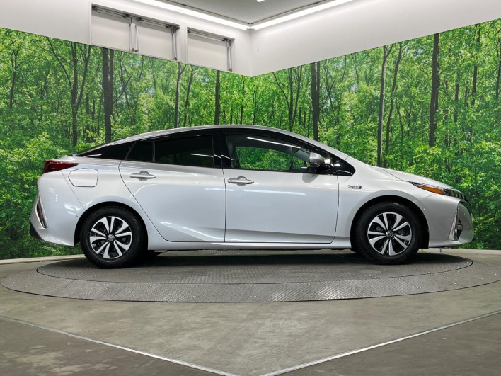 2017 Toyota Prius PHV DLA-ZVW52 (UW-6a2b79bf1363d)[24]