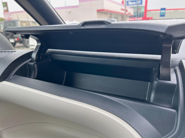 2017 Toyota Noah DAA-ZWR80W (UW-6a2b79c94f6a3)[24]