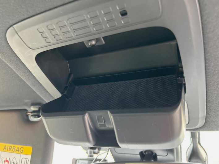 2017 Toyota Noah DAA-ZWR80W (UW-6a2b79c94f6a3)[27]