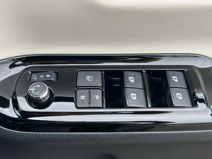 2017 Toyota Noah DAA-ZWR80W (UW-6a2b79c94f6a3)[16]