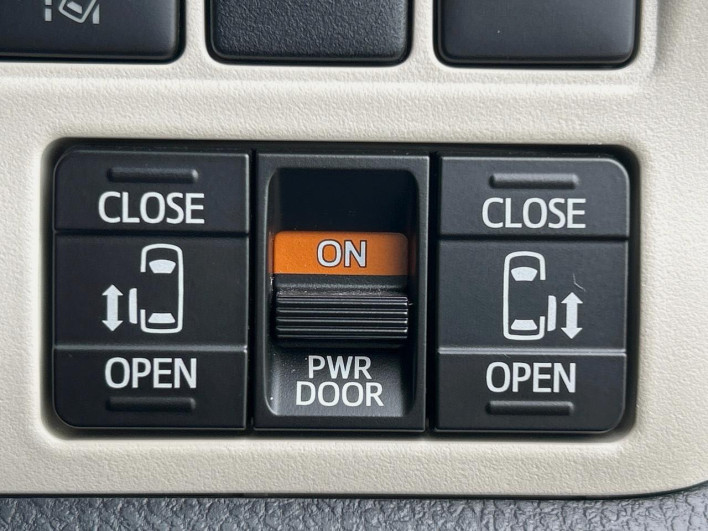 2017 Toyota Noah DAA-ZWR80W (UW-6a2b79c94f6a3)[22]