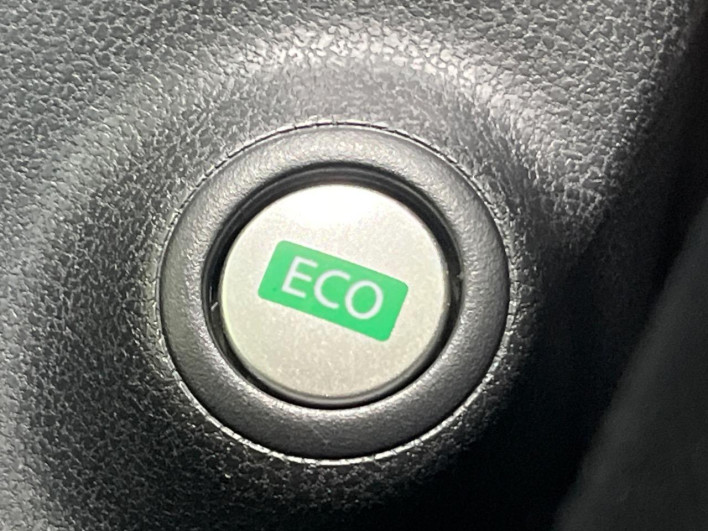 2013 Nissan Note DBA-E12 (UW-6a2cc9a03ff1c)[24]