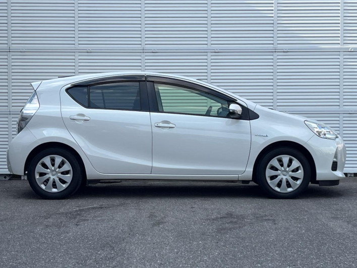 2014 Toyota Aqua DAA-NHP10 (UW-6a2ccaec3a2cf)[10]