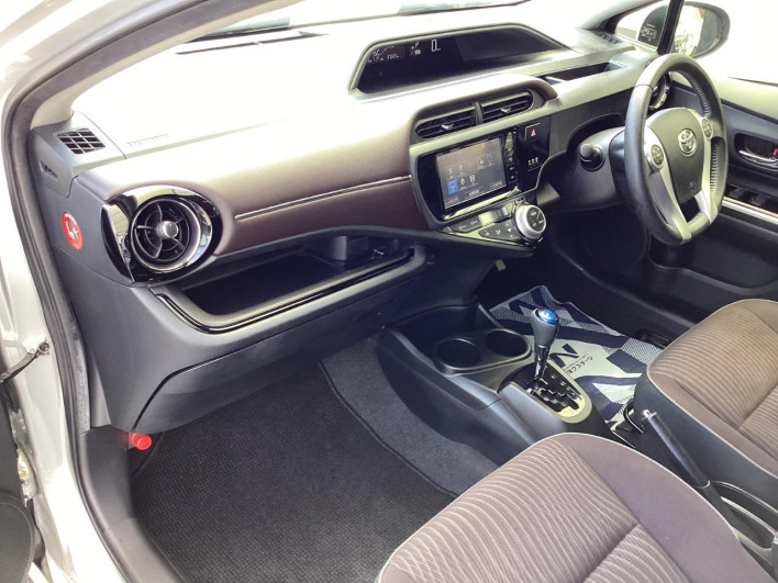 2016 Toyota Aqua DAA-NHP10 (UW-6a2ccaedaf37e)[13]