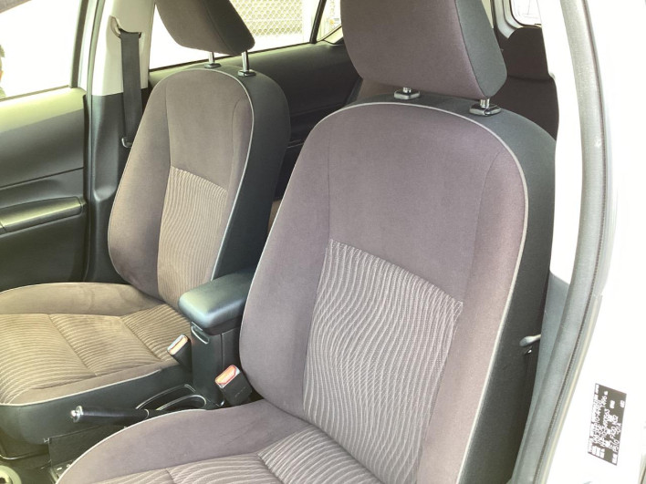 2016 Toyota Aqua DAA-NHP10 (UW-6a2ccaedaf37e)[12]