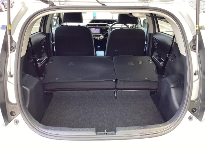 2016 Toyota Aqua DAA-NHP10 (UW-6a2ccaedaf37e)[4]