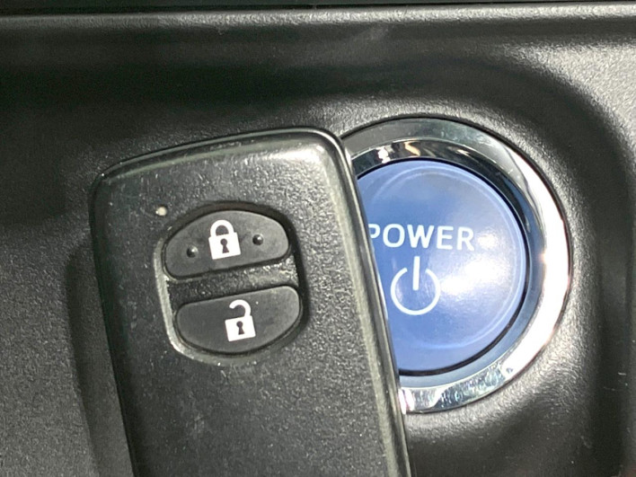 2017 Toyota Aqua DAA-NHP10 (UW-6a2ccaef3cda1)[20]