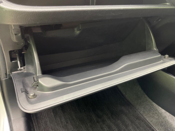 2018 Toyota Vitz DAA-NHP130 (UW-6a2ccaf262edd)[9]