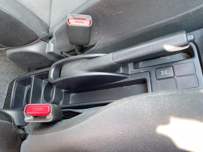 2013 Toyota Vitz DBA-NSP135 (UW-6a2ccaf6e50f7)[17]