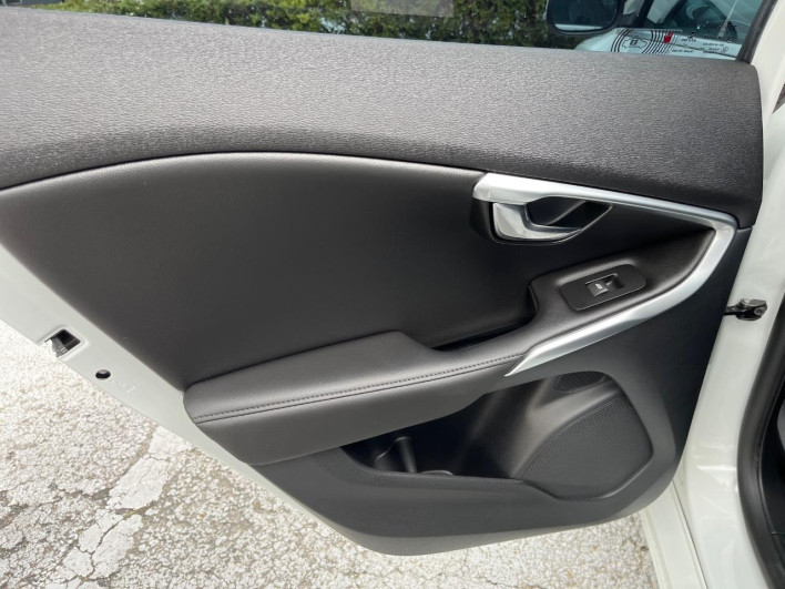 2016 Volvo V40 LDA-MD4204T (UW-6a2ccb500e15b)[19]
