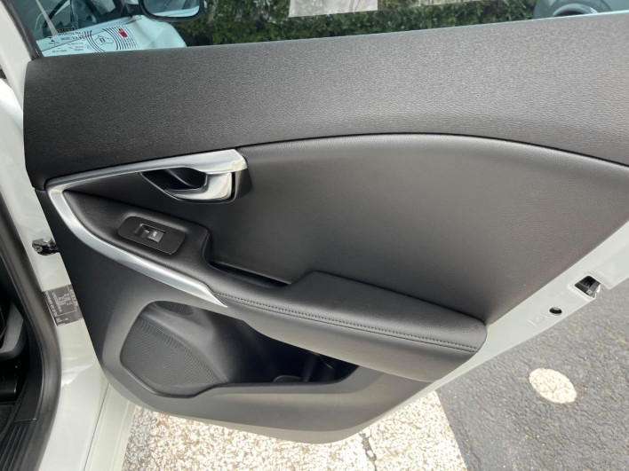 2016 Volvo V40 LDA-MD4204T (UW-6a2ccb500e15b)[17]