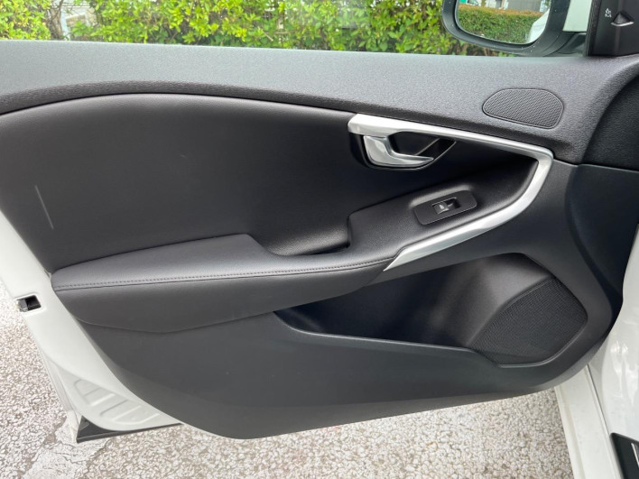 2016 Volvo V40 LDA-MD4204T (UW-6a2ccb500e15b)[20]