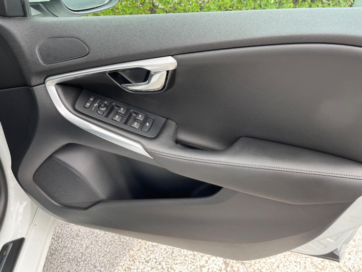2016 Volvo V40 LDA-MD4204T (UW-6a2ccb500e15b)[18]