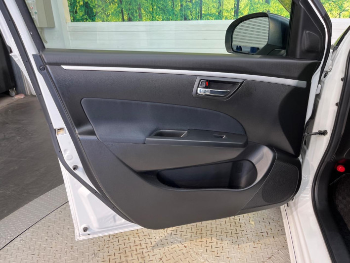 2015 Suzuki Swift DBA-ZC72S (UW-6a2ccb57257e5)[19]