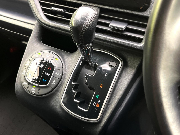 2015 Toyota Voxy DBA-ZRR80W (UW-6a2ccb5ebb8af)[17]
