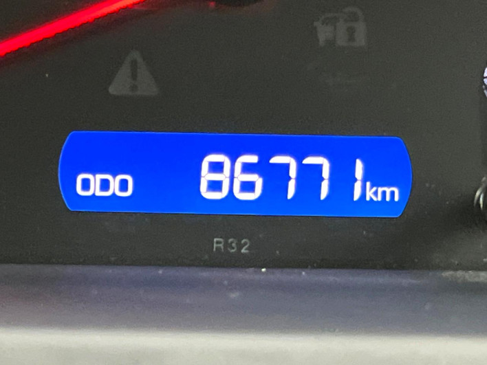 2015 Toyota Voxy DBA-ZRR80W (UW-6a2ccb5ebb8af)[2]