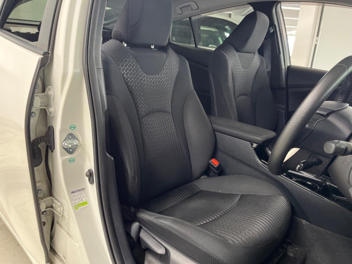 2017 Toyota Prius DAA-ZVW50 (UW-6a2ccb755a4ae)[16]