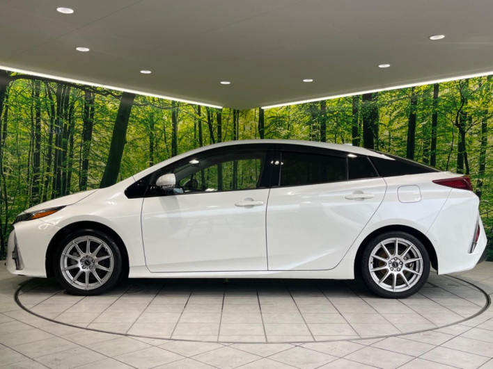2017 Toyota Prius PHV DLA-ZVW52 (UW-6a2ccb7bbe5cc)[12]