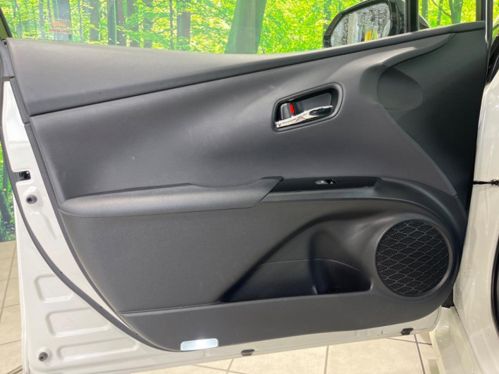 2017 Toyota Prius PHV DLA-ZVW52 (UW-6a2ccb7bbe5cc)[14]