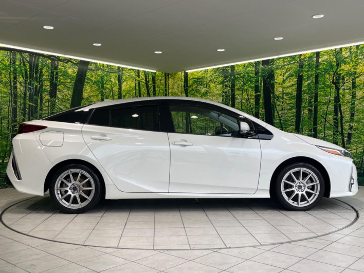 2017 Toyota Prius PHV DLA-ZVW52 (UW-6a2ccb7bbe5cc)[8]