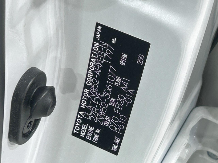 2018 Toyota Prius PHV DLA-ZVW52 (UW-6a2ccb7bd16fe)[1]
