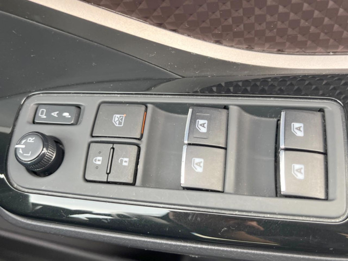 2017 Toyota C-HR DAA-ZYX10 (UW-6a2ccb9265b1e)[20]