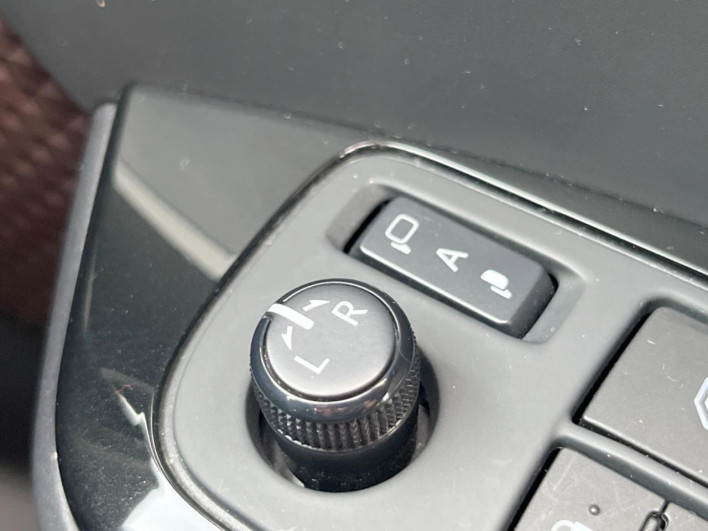 2017 Toyota C-HR DAA-ZYX10 (UW-6a2ccb9265b1e)[22]