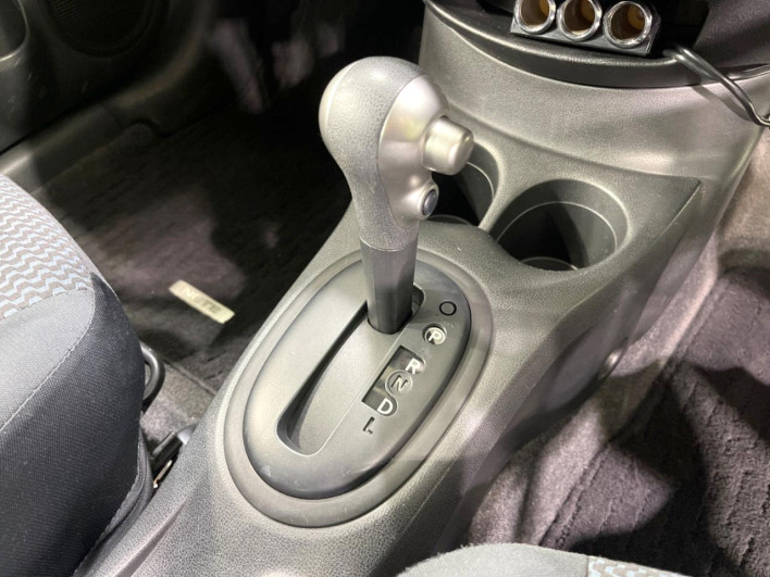 2013 Nissan Note DBA-E12 (UW-6a2e1ab135c92)[27]