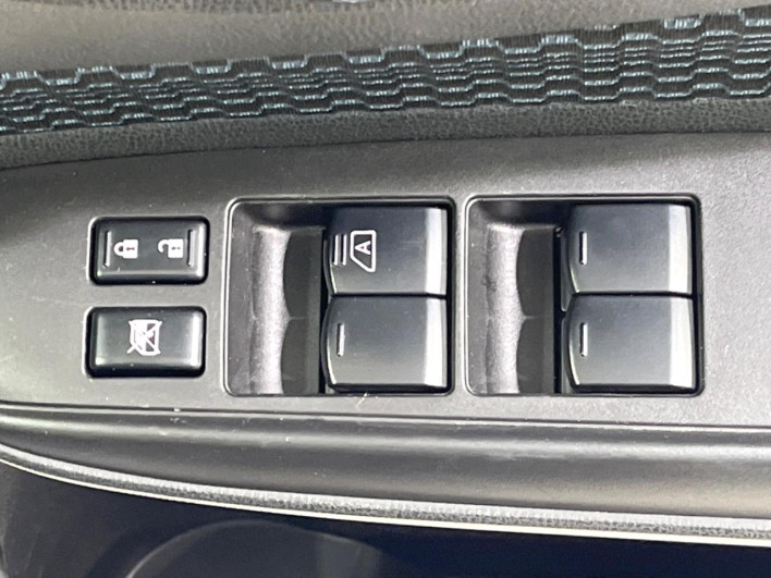 2013 Nissan Note DBA-E12 (UW-6a2e1ab135c92)[5]