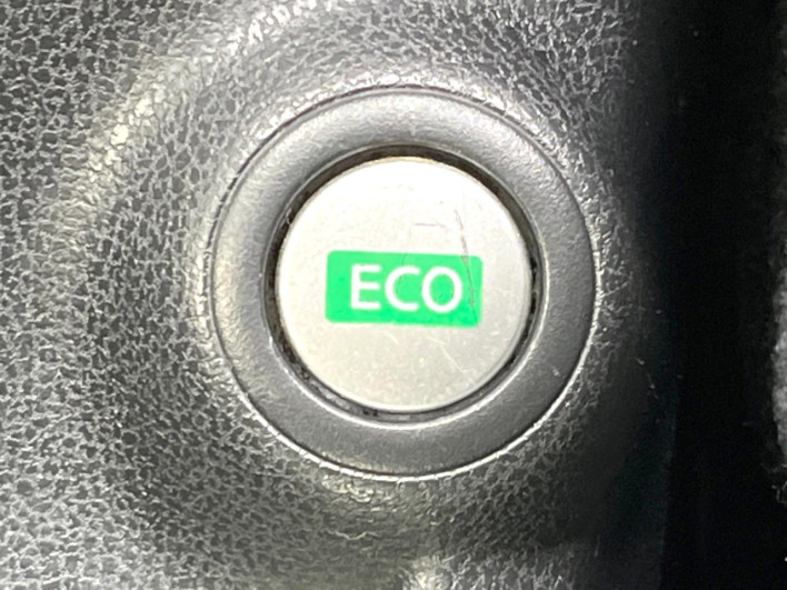 2013 Nissan Note DBA-E12 (UW-6a2e1ab135c92)[29]