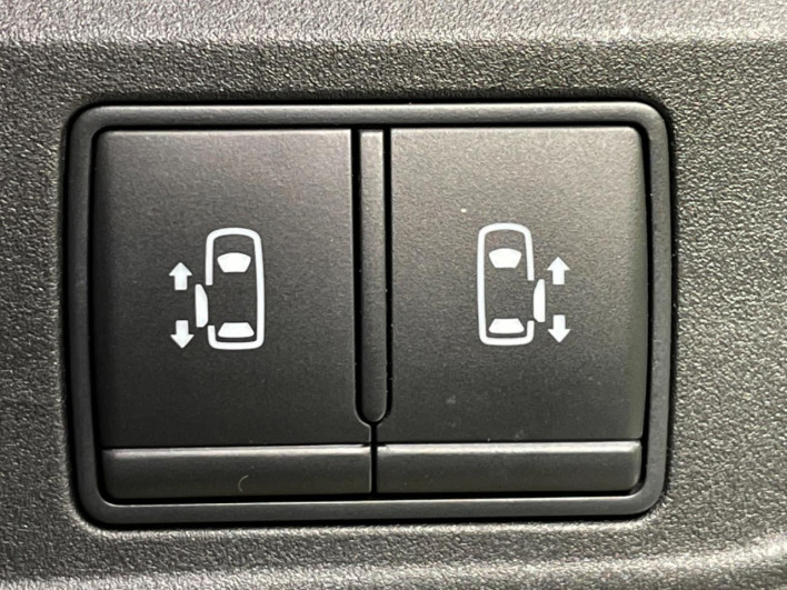 2016 Nissan Serena DAA-GFC27 (UW-6a2e1ac974061)[22]