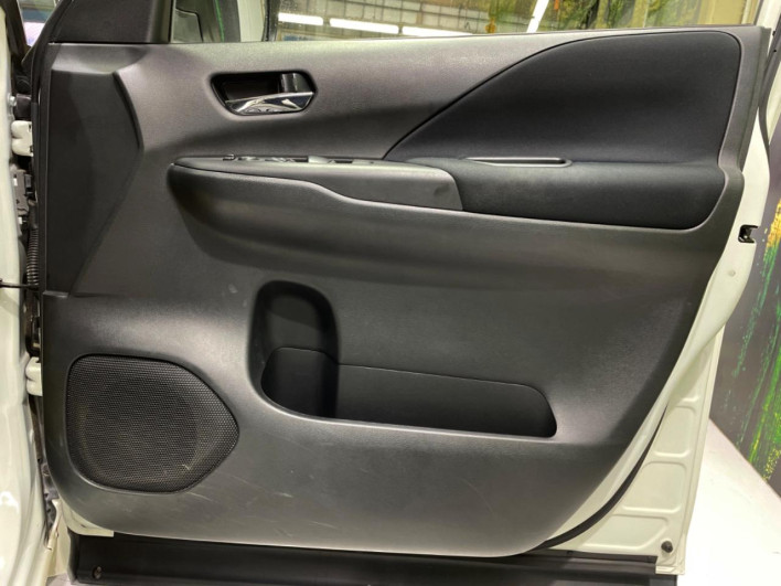 2016 Nissan Serena DAA-GFC27 (UW-6a2e1ac974061)[18]