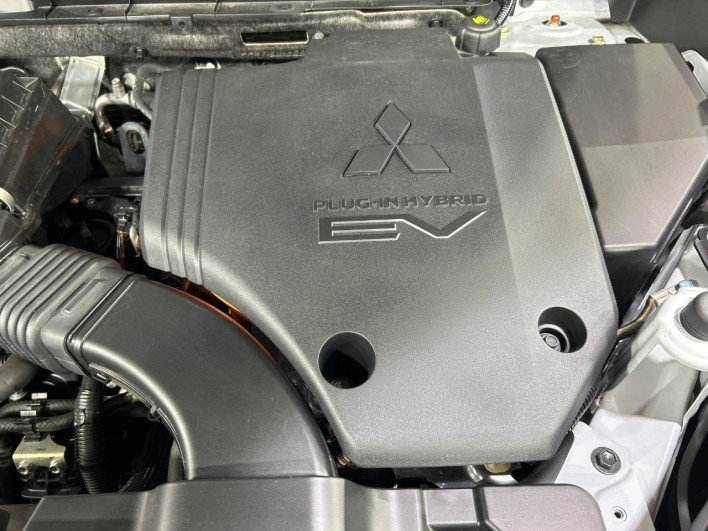 2023 Mitsubishi OUTLANDER PHEV 5LA-GN0W (UW-6a2e1ad4d0cf0)[13]