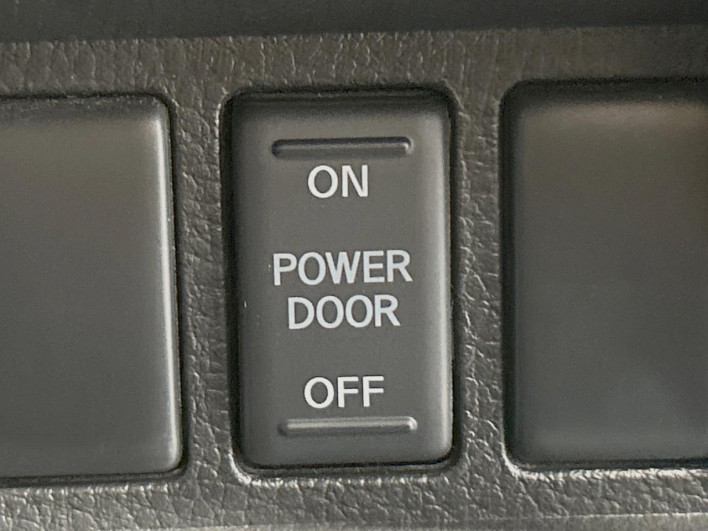 2014 Nissan Serena DAA-HFC26 (UW-6a2e1aee5868f)[23]