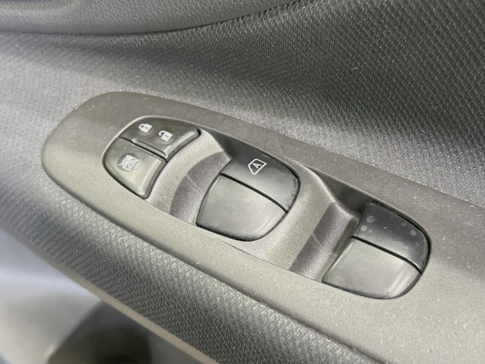 2014 Nissan Serena DAA-HFC26 (UW-6a2e1aee5868f)[17]