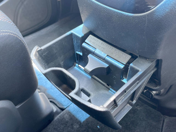 2015 Nissan Serena DAA-HFC26 (UW-6a2e1aeeafef9)[17]