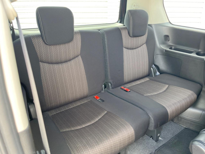 2015 Nissan Serena DAA-HFC26 (UW-6a2e1aeeafef9)[29]