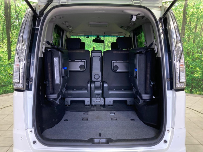 2016 Nissan Serena DAA-HFC26 (UW-6a2e1aef99b3a)[11]