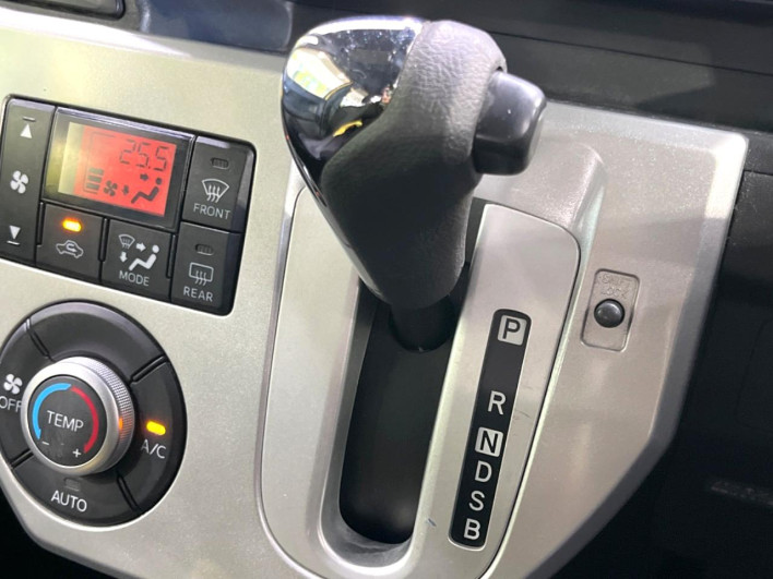 2016 Daihatsu Wake DBA-LA700S (UW-6a2e1b5f04e6e)[28]