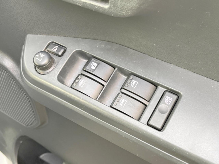 2016 Daihatsu Wake DBA-LA700S (UW-6a2e1b5f07be8)[29]