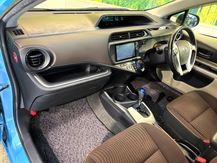 2013 Toyota Aqua DAA-NHP10 (UW-6a2e1be12a2a6)[28]