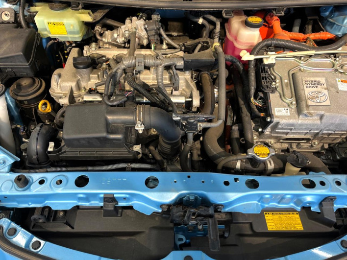 2013 Toyota Aqua DAA-NHP10 (UW-6a2e1be12a2a6)[5]