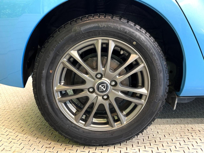 2013 Toyota Aqua DAA-NHP10 (UW-6a2e1be12a2a6)[18]