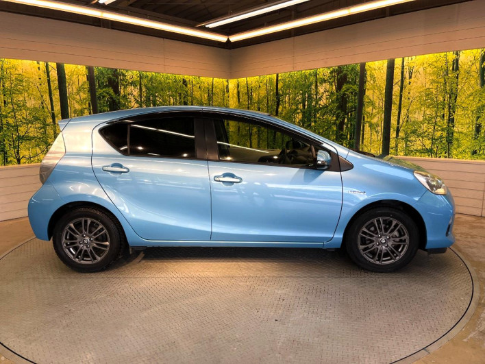 2013 Toyota Aqua DAA-NHP10 (UW-6a2e1be12a2a6)[9]